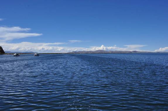 O lago Titicaca, perto de Puno, no Peru